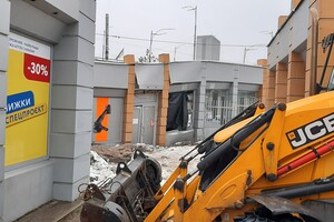 У Києві над тунелем метро «Деміївська» почали просідати торгові павільйони 