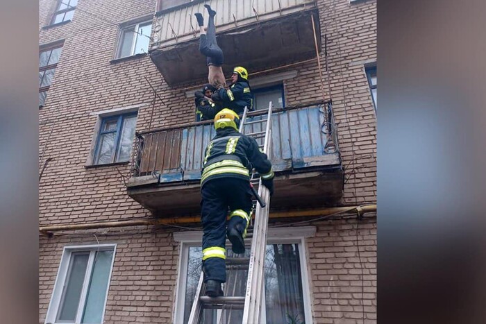У Кривому Розі рятувальники зняли з балкона чоловіка, який висів головою вниз