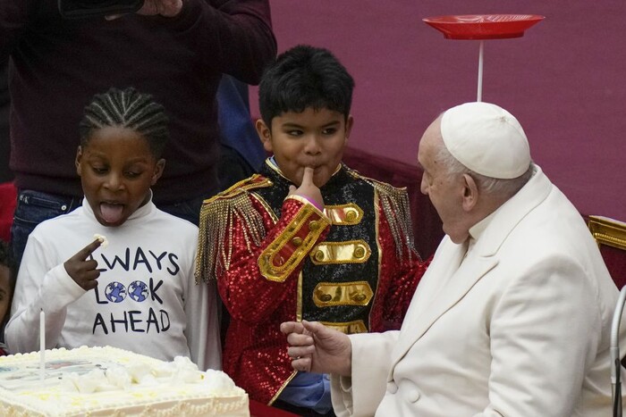 Папа Римський відсвяткував день народження вечіркою із цирковою виставою та тортом 