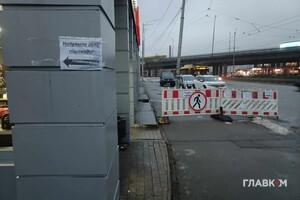 Територія огороджена, адже ходити поблизу може бути небезпечно