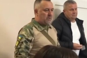 Чоловік у військовій формі разом із Сергієм Батриним, який і підірвав гранату, сперечалися з місцевими депутатами