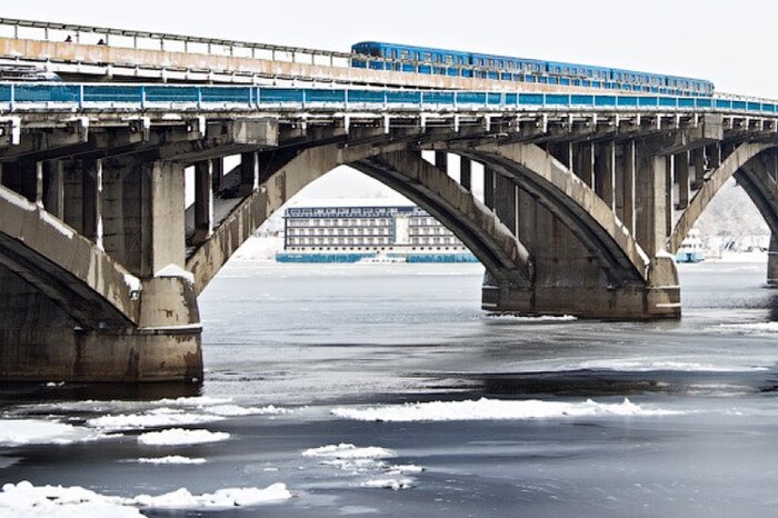 Ремонт мосту: стало відомо, чи закриють червону гілку метро в Києві