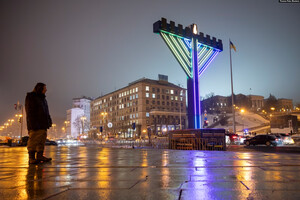 Поліція затримала чоловіка, який осквернив велику ханукію в центрі Києва