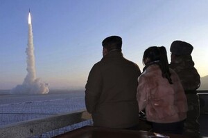 Десятирічна донька Кім Чен Ина Чжу Е сиділа поруч зі своїм батьком у рожевому пальто та тиснула руки чиновникам. 