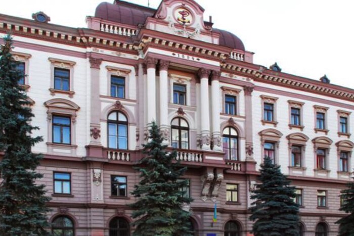 Лікування грязями й «російською банею»: в Івано-Франківському медуніверситеті спалахнув скандал