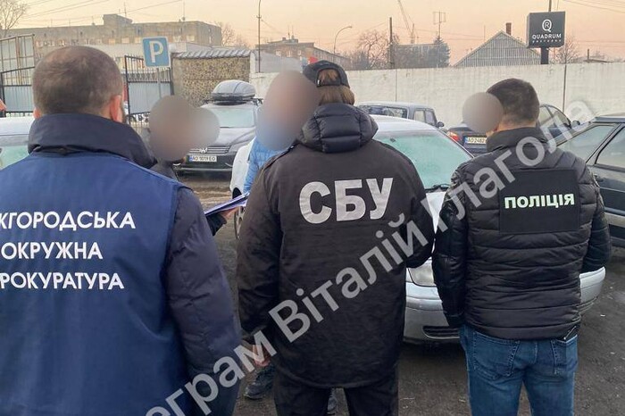 Правоохоронці проводять обшуки в Ужгородській міськраді