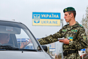 Пограничники сообщили, сколько тысяч мужчин ежедневно уезжает из Украины