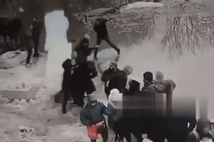 Брила льоду вбила росіянина у черзі до військкомату (відео)