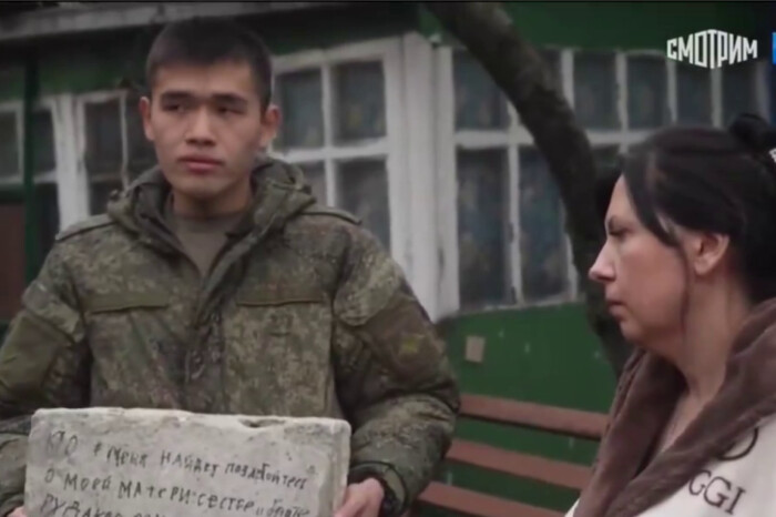 Цеглина замість сина. Російська влада «підтримала» родину окупанта, що загинув в Україні