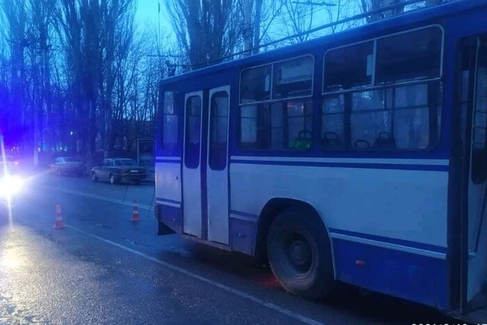 У Херсоні через нічні обстріли паралізовано рух тролейбусів