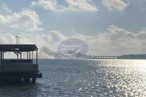 Окупанти димовою завісою намагаються врятувати Кримський міст (фото)