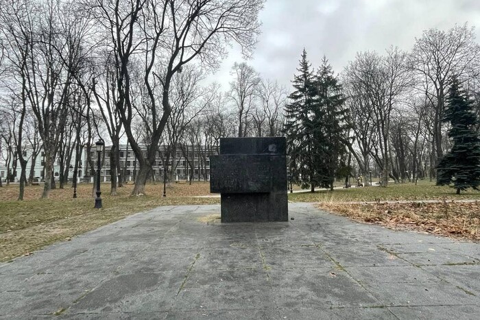 У Києві демонтували ще один радянський пам'ятник: фото
