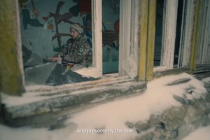 Відео знімали на тлі знищених російськими окупантами цивільних обʼєктів 