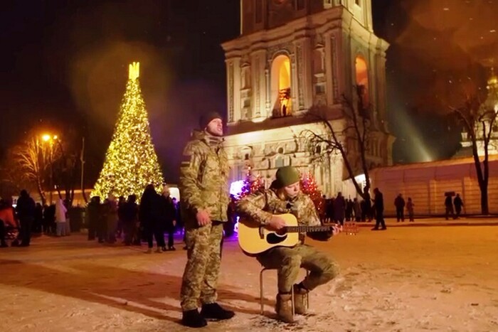 Прикордонники вразили виконаним у центрі Києва різдвяним хітом
