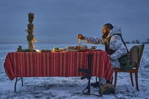 На столі стоїть солом’яний дідух, що символізує достаток і злагоду, а також традиційні українські різдвяні страви