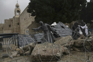 Інсталяція «Різдво під завалами» відкрилася на площі Віфлеєму «Ясла»