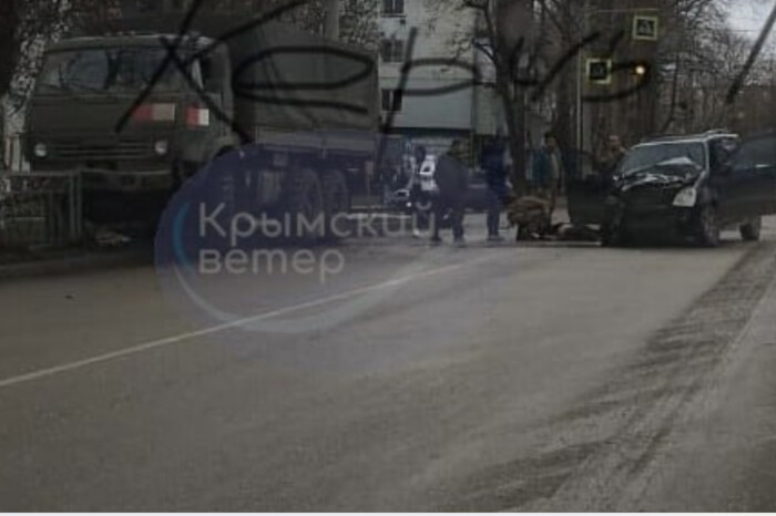 У Криму військова вантажівка наїхала на легковик, є постраждалі (фото)