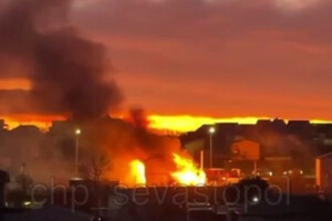 В окупованому Севастополі спалахнула пожежа в районі монастиря (відео)