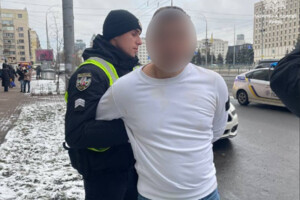 В автомобілі перебували 40-річний водій, а також 25-річний пасажир з ознаками алкогольного сп'яніння