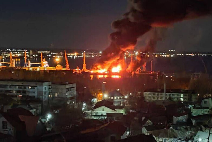 Атака на російський десантний корабель, новий законопроєкт про мобілізацію: головне за ніч