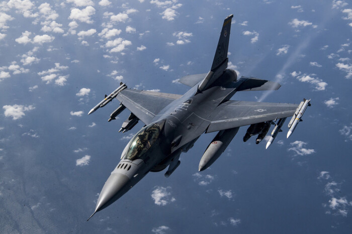 Перша група українських пілотів уже вчиться літати на F-16 у Данії