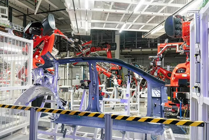 На заводі Tesla робот напав на інженера