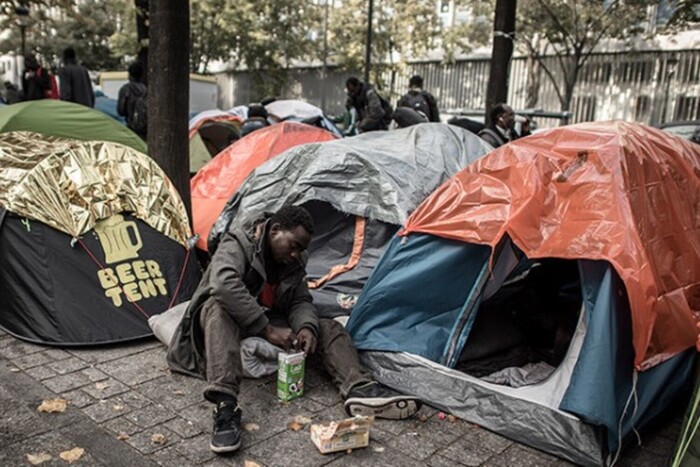Біженці у столиці Франції зіштовхнулись із гострою проблемою