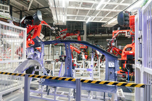 На заводе Tesla робот напал на инженера