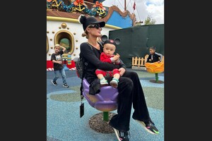 Періс Хілтон розчулила знімками зі своїм 11-місячним сином у Діснейленді