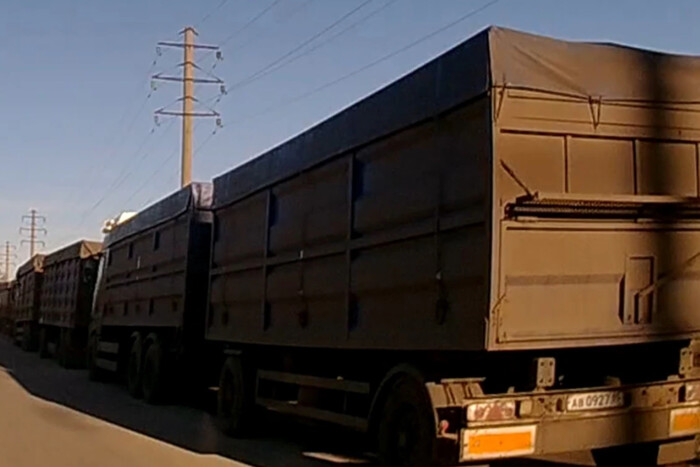 Росія терміново вивозить зерно із морського порту у Феодосії після атаки ЗСУ