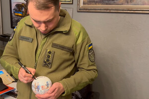 Буданов підписав новорічну іграшку для киян (відео)