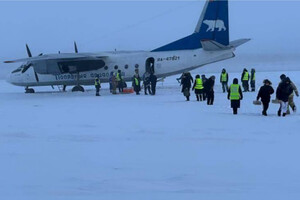 У Росії літак сів на замерзлу річку (фото)