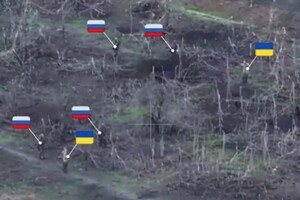 Росіяни ведуть полонених бійців ЗСУ під дулами автоматів у бік українських позицій, прикриваючись ними