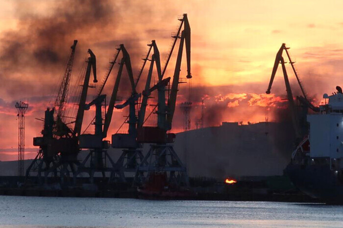 Уничтожение корабля РФ в Феодосии: разведка Британии объяснила мощный взрыв