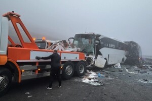 Загалом у ДТП потрапили сім транспортних засобів, з них три автобуси та одна вантажівка