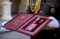 Найвища нагорода держави – звання Героя України, із врученням ордена «Золота Зірка» для військових і ордену Держави для цивільних
