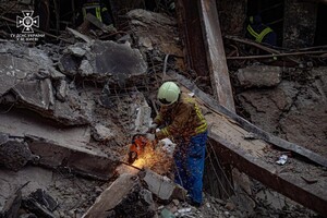 Рятувальники продовжують ліквідовувати наслідки воржого удару по столиці