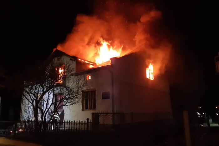 У Львові внаслідок атаки РФ спалахнула пожежа в музеї Шухевича