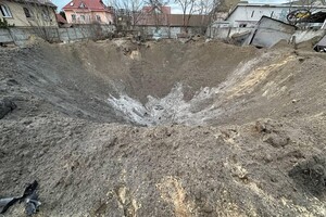 У Дарницькому районі столиці утворилася вирва внаслідок ракетної атаки РФ (фото)