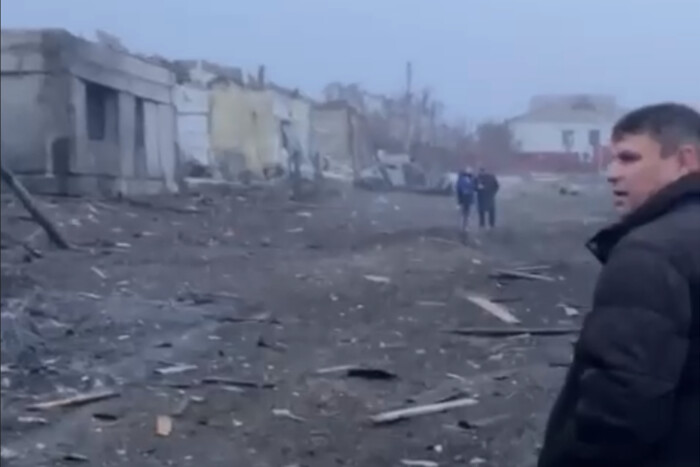 Під час атаки по Україні росіяни скинули ракету на власне село (відео)