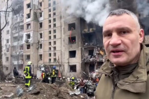 Кличко показав пошкоджену РФ багатоповерхівку у Соломʼянському районі (відео)