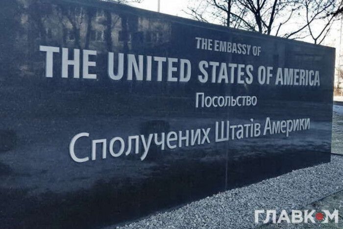 У Києві уламки ракет під час атаки РФ впали в районі посольства США