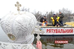 На водоймах вирізають ополонку у формі хреста, після чого священики освячують в них воду