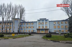 Двері та вікна Нікопольського феросплавного забиті фанерою. Росіяни обстрілюють підприємство щодня
