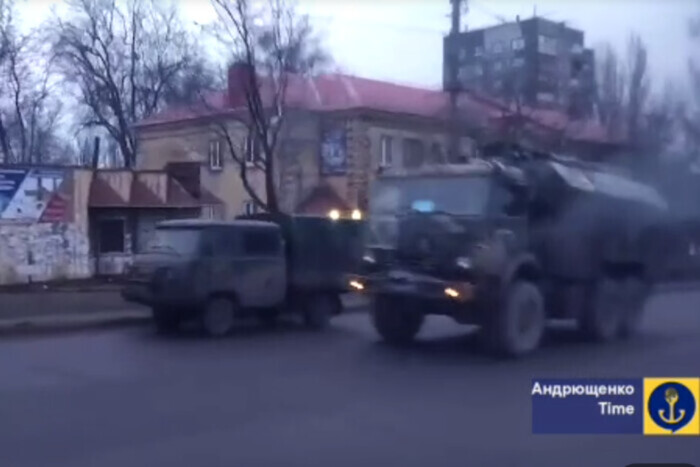 Россия опрокидывает военную технику через Мариуполь: Андрющенко назвал направление