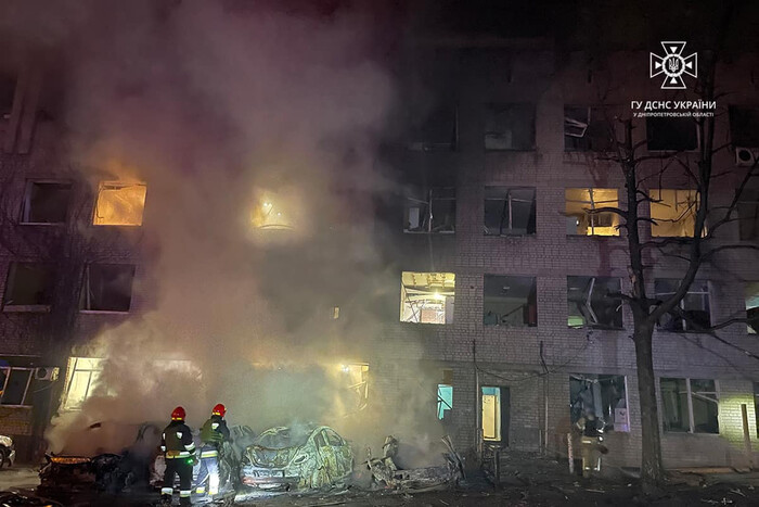 Удар по житловому будинку в Дніпрі: рятувальники показали фото наслідків атаки