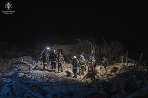 Удар по Покровську: рятувальники дістали з-під завалів тіло дитини (фото)