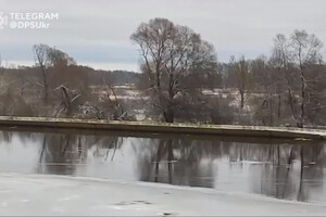 Пограничники обнаружили крупногабаритный «сюрприз» в реке у границы с РФ (видео)