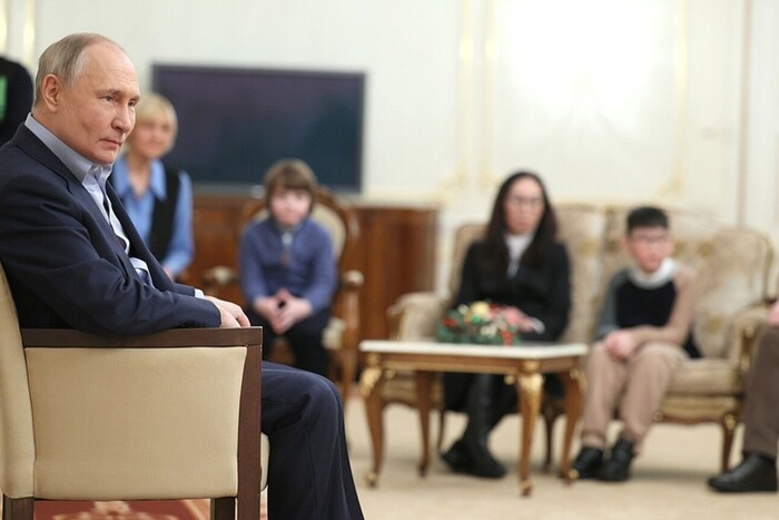 Путін привітав дітей, чиїх батьків вбито на війні в Україні (відео)