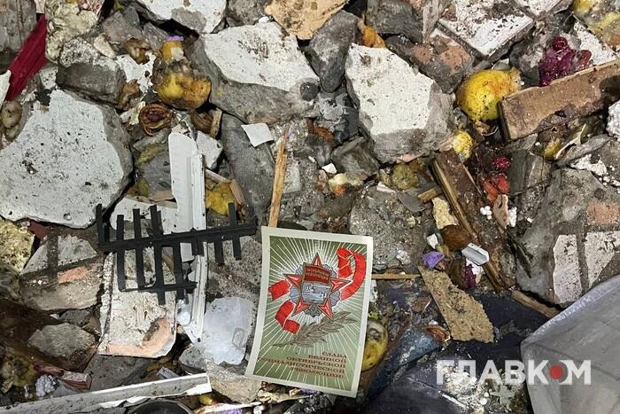 На згарищі зруйнованого ракетою київського будинку волонтери натрапили на дивну знахідку